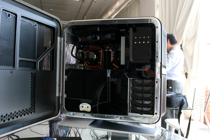 Illustration for article titled The Love Child of HP and Voodoo: Blackbird 002 Gaming PC Photos and Impressions